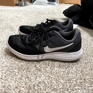 BLACK NIKE TENNIS SHOES SIZE 8